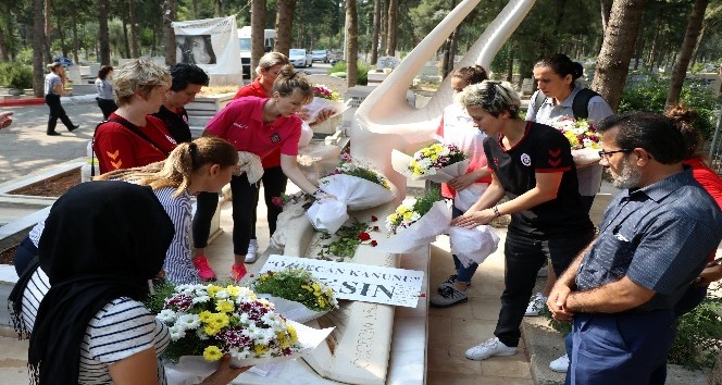 Kadın basketbolcular Özgecan’ın mezarını ziyaret etti