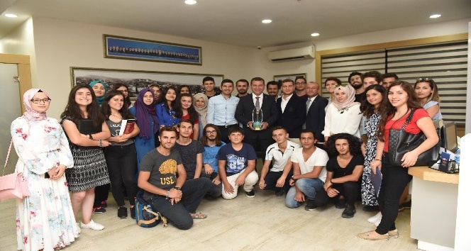 Başkan Yılmaz, Cumhurbaşkanı Erdoğan’dan aldığı ödülü gençlerle paylaştı