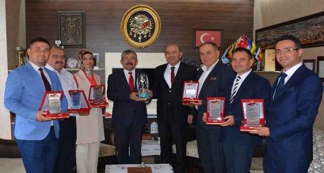 Türkiye birinciliği getiren proje ekibine ödül
