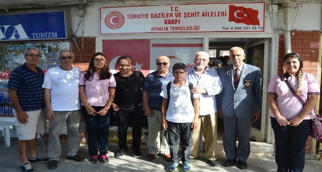 Ayvalık’ta Mehmet Akif Ersoy Ortaokulu 8. Sınıf öğrencilerinden gazilere anlamlı ziyaret