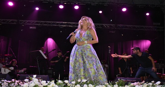 Ataşehir’de Ayla Çelik ve Koray Avcı konser verdi