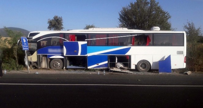 Uşak’ta otobüs yoldan çıktı: 3 yaralı