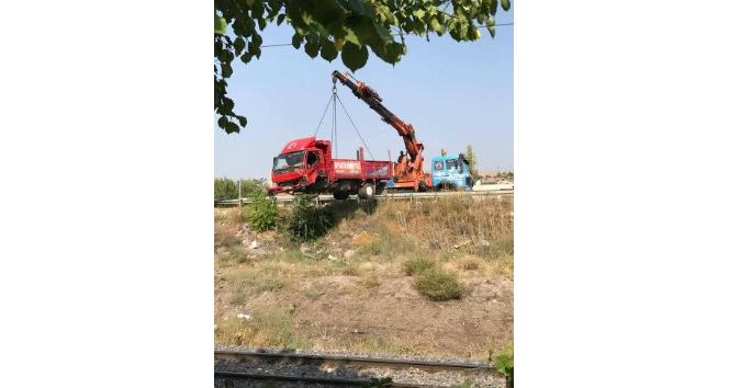Kaza yapan kamyon tren yoluna takla attı: 1 ölü