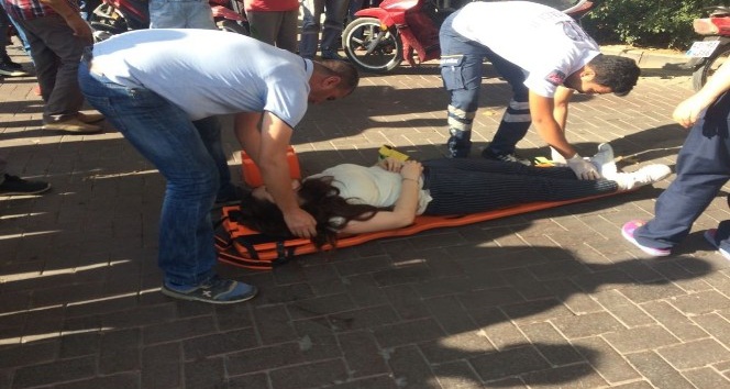 Motosikletiyle otomobile çarpan genç kız yaralandı