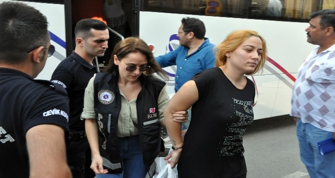 İzmir’de polislerin de aralarında bulunduğu uyuşturucu şebekesine operasyon