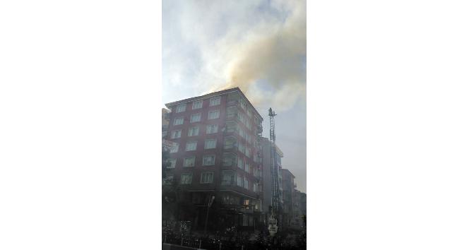 7 katlı binanın çatı katında tüp patladı