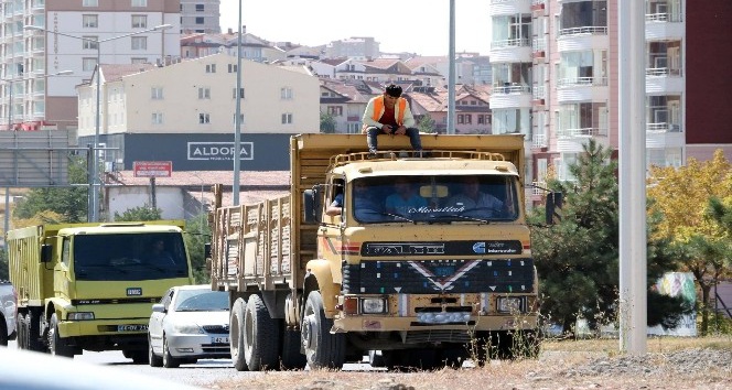 Yozgat’ta kamyon üzerinde tehlikeli yolculuk