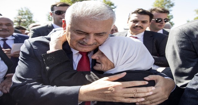 Başbakan Yıldırım cuma namazını Hacı Bayram Camii’nde kıldı