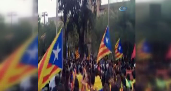 Katalan öğrenciler Barcelona üniversitesini işgal etti