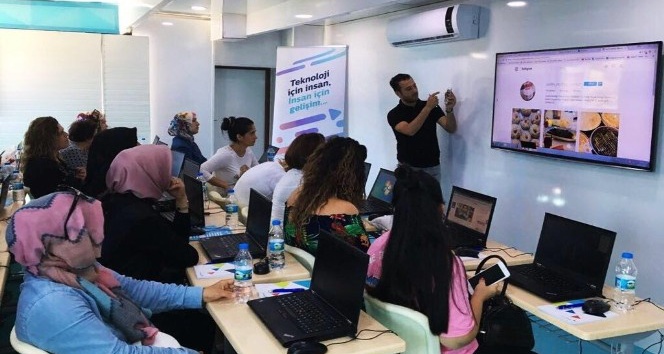 Türk Telekom Ağrı’da kadınlara teknoloji eğitimi verecek