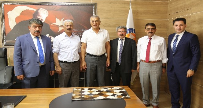 Niğde belediye başkanları Neşet Tarhan’ı ziyaret etti