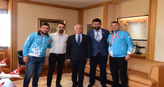 Hentbol şampiyonlarından Rektör Gündoğan’a ziyaret