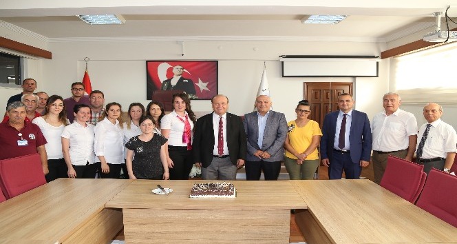 Belediye personelinden Başkan Özakcan’a doğum günü sürprizi