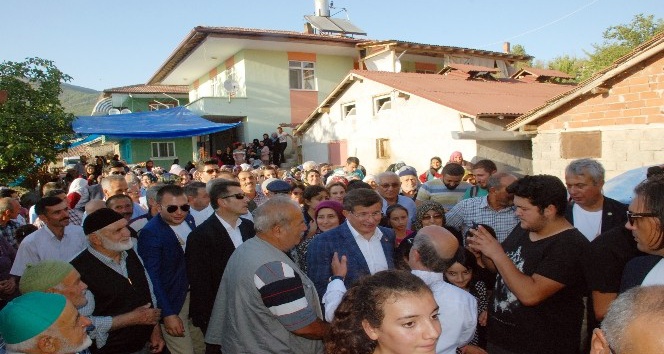 Eski Başbakan Davutoğlu’na eşinin köyünde yoğun ilgi