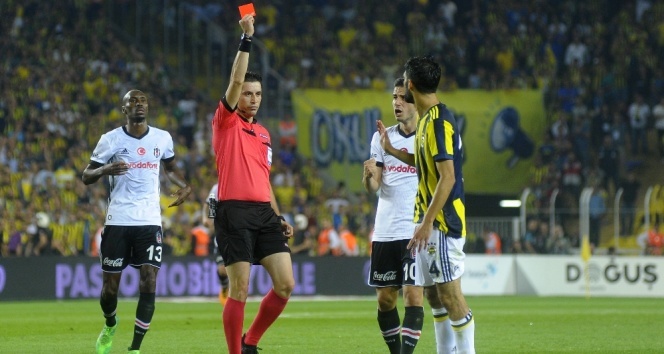 Fenerbahçe Beşiktaş maçının hakemi Ali Palabıyık'a tepkiler sürüyor