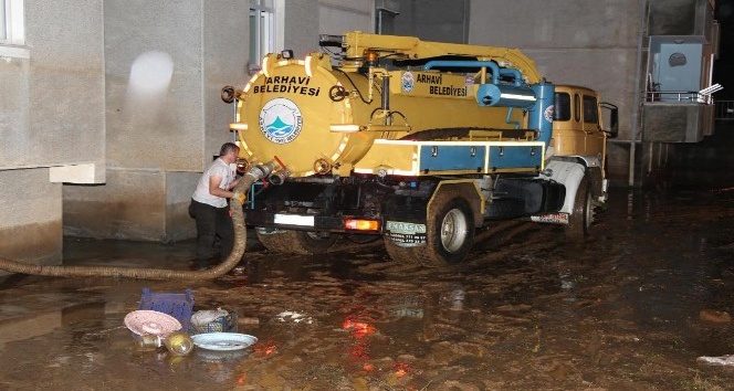 Artvin Valisi Ömer Doğana şidedtli yağışlardan zarar gören Arhavi ilçesinde incelemelerde bulundu