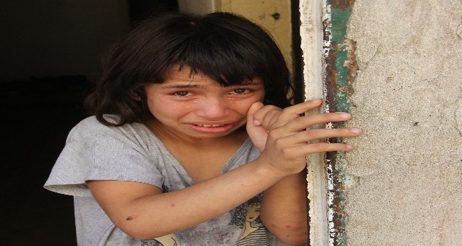 Anne terk etti, baba işe gitti, aç kalan çocuklar mahalleliyi ağlattı