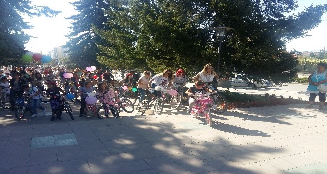 Süslü kadınlar bisiklet turu renkli görüntülere sahne oldu