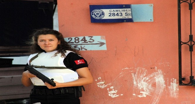 Kadın polis sokak levhasında uyuşturucu buldu