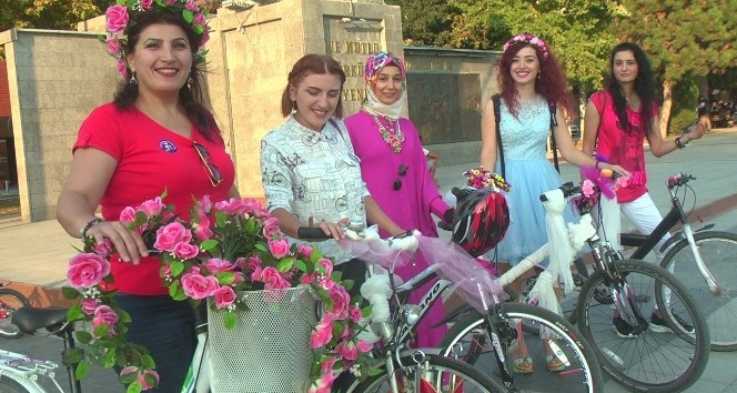 Süslü kadınlar bisiklet turu düzenledi