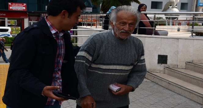 Yaşlı adam bir tomar parayla gezince polisi alarma geçirdi