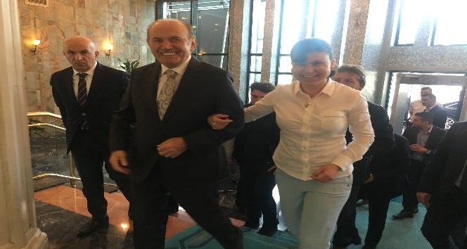 Topbaş istifasının ardından arkadaşlarıyla vedalaşmak için İBB’ye geldi
