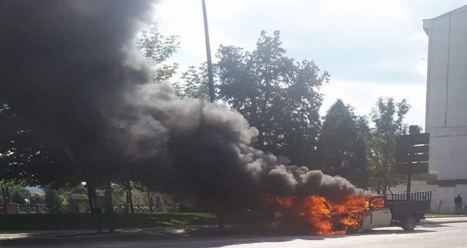 Trafikte seyreden araç alev alev yandı