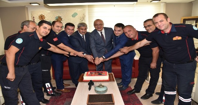 Başkan Ergün itfaiyecilerle birlikte pasta kesti