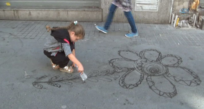 Suriyeli çocuklardan İstiklal Caddesi’nde su ile sanat