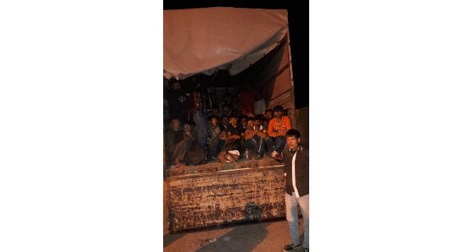 Ağrı’da kamyonet kasasında 93 kaçak göçmen yakalandı