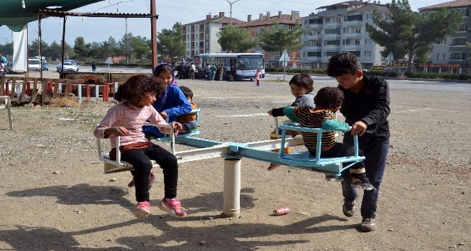 Göçmen çocuklar her şeyden habersiz parkta oynadı