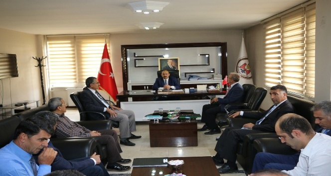 Vali Ustaoğlu, belediye personeliyle bir araya geldi