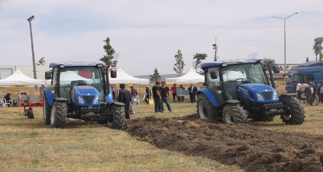 Erzurum’lu çiftçiler Tarım ve Teknoloji Road Show saha etkinliğinde bir araya geldi