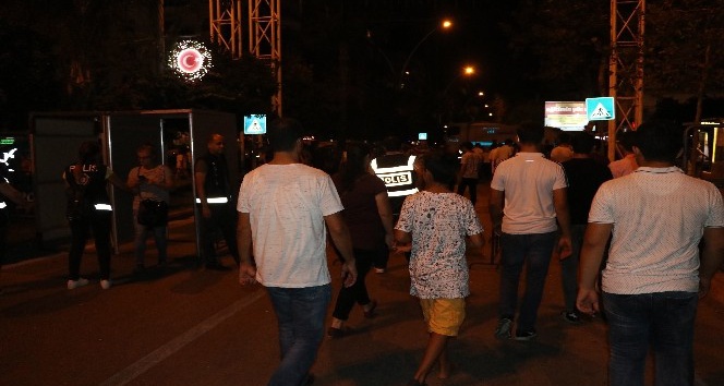 30 bin kişilik Hadise konserinde yoğun güvenlik önlemlerine rağmen kavgalar eksik olmadı