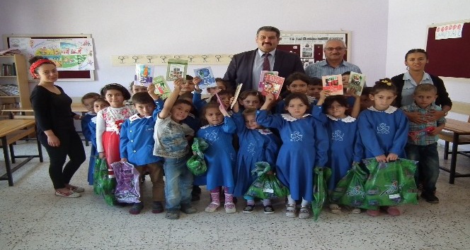 Sarıveliler’de MHP ilçe teşkilatından öğrencilere kırtasiye ve giysi yardımı