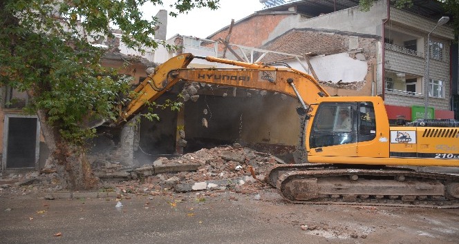 Zile Belediyesi eski itfaiye binası yıkıldı