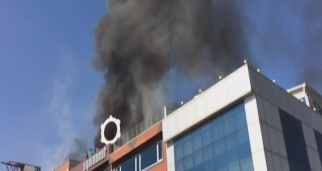 Başkent&#039;te medikal malzeme satan iş yerinde yangın
