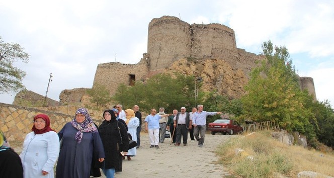 Oltu’nun tarihi yerlerini gezdiler
