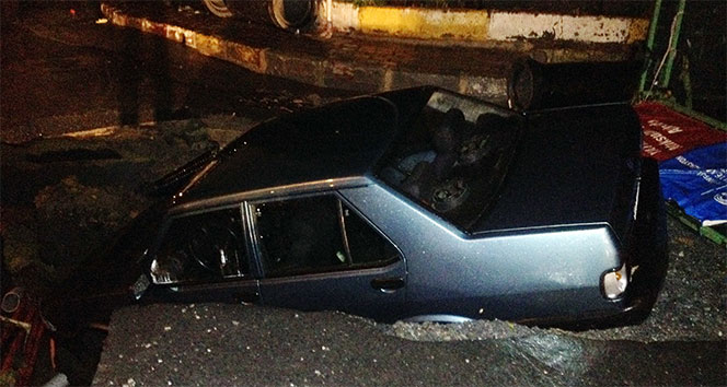 Sarıyer&#039;de yağmur sonrası çöken cadde otomobili yuttu