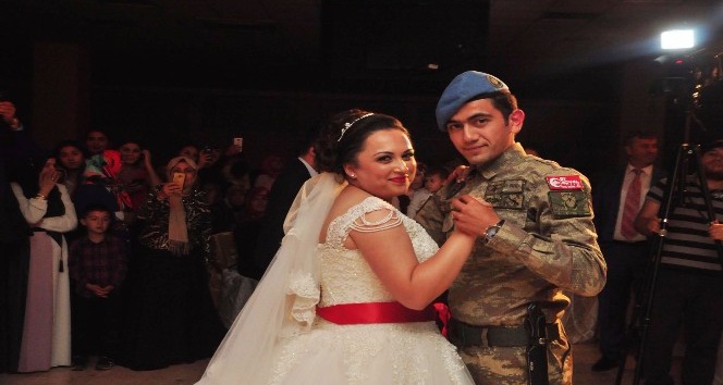 Kendi düğününe askeri üniforma ile geldi