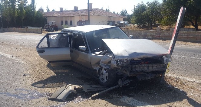 Otomobil trafik levhasına çarparak durabildi