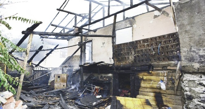 Erbaa’daki yangında ahşap ev kül oldu