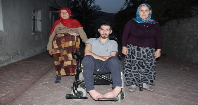 10 yıldır tekerlekli sandalyeye mahkum yaşayan genç yardım bekliyor