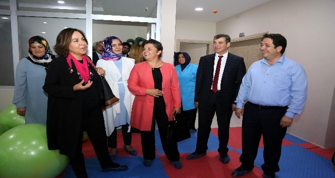 AK Partili kadınlar, Aksaray’da kadın aktivite merkezini gezdi