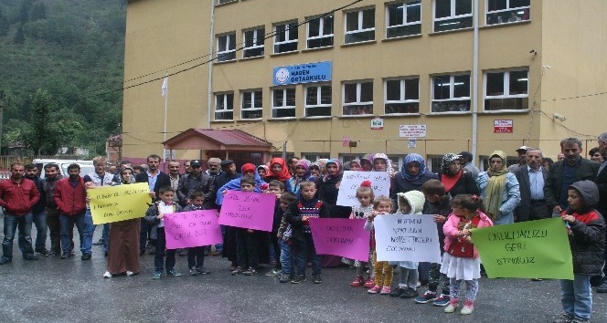 Trabzon’un Yomra ilçesi Madenli mahallesinde velilerin taşımalı eğitim tepkisi