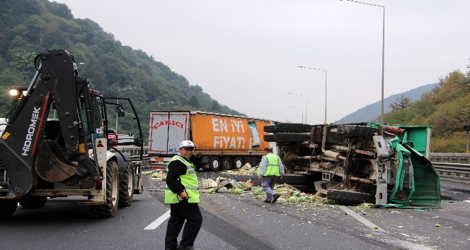 Tem otoyolu Bolu dağında kamyon ile tır çarpıştı yol trafiğe kapandı