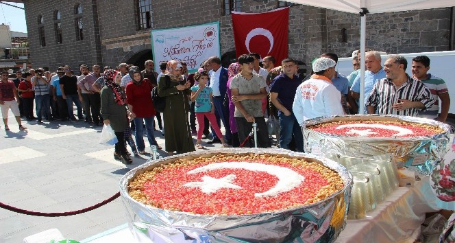 Sur’da 10 bin kişiye Türk bayrağıyla süslenmiş aşure dağıtıldı