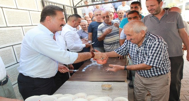 Başkan Tuna, vatandaşlara aşure dağıttı