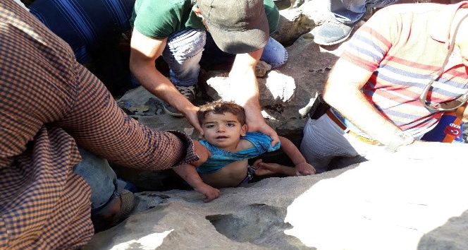 2,5 yaşındaki Ferhat, 25 saat sonra kayalıklarda bulundu