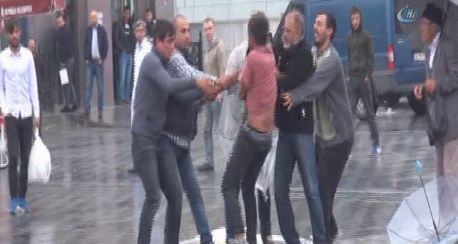 Taksim&#039;de şemsiye satıcılarının meydan kavgası